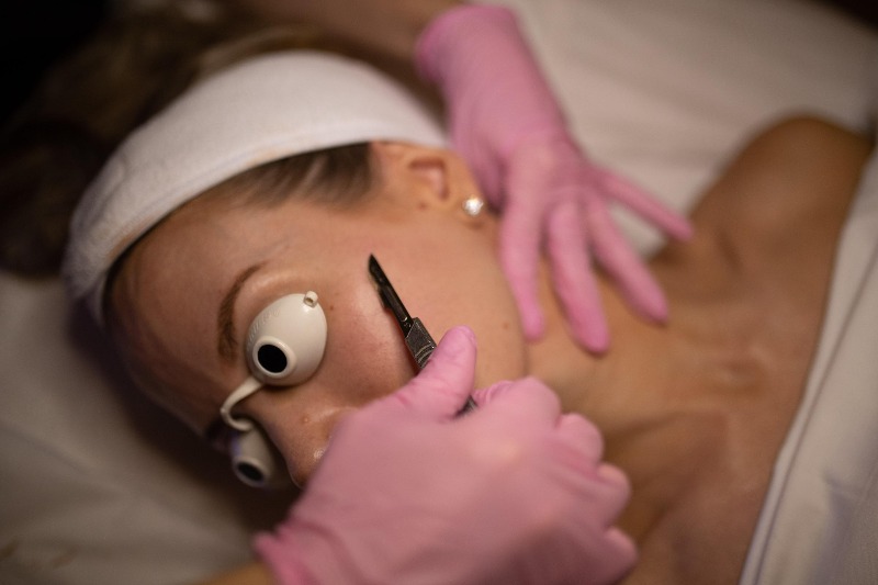 Dermaplaning is safe when performed by licensed doctors or aestheticians.